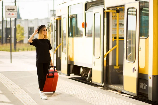 Femme Élégante Porter Noir Total Avec Valise Voyage Rouge Tient — Photo