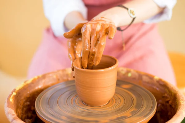 Mujer Esculpe Taza Olla Barro Taller Modelado Sobre Rueda Alfarero —  Fotos de Stock