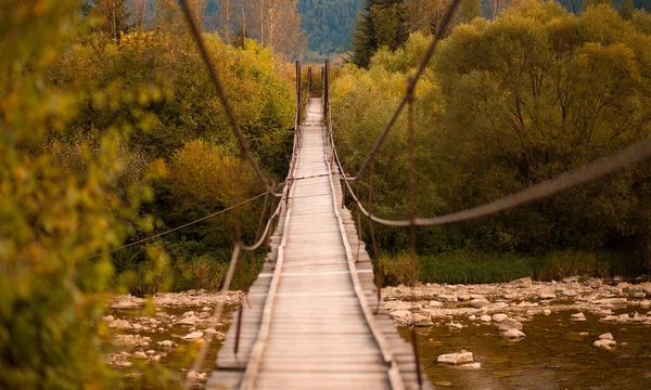 Vista Paisagem Ponte Suspensão Madeira Longa Sobre Rio Montanhas — Fotografia de Stock