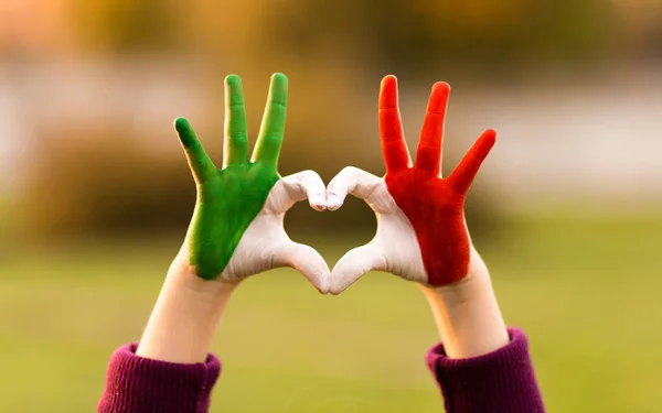 Forme Coeur Des Enfants Peints Main Italie Couleurs Drapeau Langage — Photo