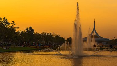 Güzel gün batımı ve Çeşme wate Suan luang Rama 9 Park, Bangkok, Tayland, Thailand (Halk Parkı)