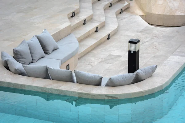 Sofa Mit Kissen Wassergarten — Stockfoto
