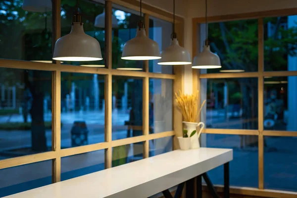 咖啡店室内设计灯 — 图库照片
