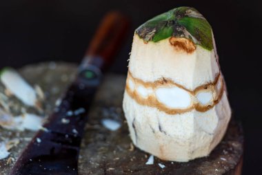 Soyma taze Hindistan cevizi, Hindistan cevizi ve ahşap masa üzerinde bıçak.