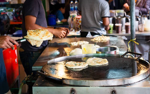 Adam kızarmış Roti veya Tay Banana Pancake Bangkok Wanglang Market aşçılar.