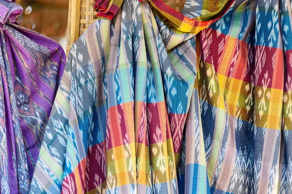 Tatlı Tay Tayland mağazada asılı bez ipek.