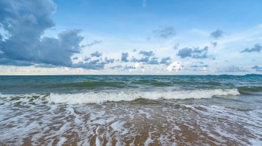 Güzel tropikal plaj ve deniz mavi gökyüzü arka plan beyaz kum ve bulut ile.