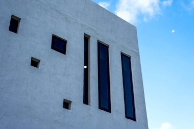 Rayong - 6 Mayıs 2018: modern townhouse orada mimari aydınlatma Pararesort Tayland at için birden çok kanallardır. Bu yukarıda ile Blues gökyüzü.