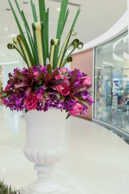 Renkli çiçek saksı dekorasyon ev.