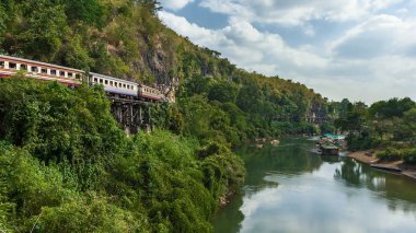 Tayland River Kwai Köprüsü trende.