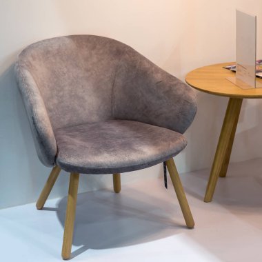 Açık bej sandalye.