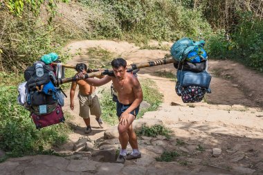 Şerpalar çok fazla turist taşıyor..