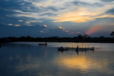 Güneş ve Bulutlar ve Su.