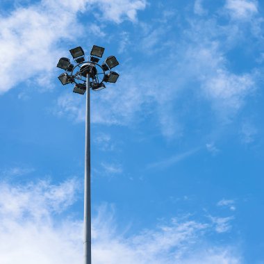 Mavi gökyüzü arka plan üzerinde sokak lamba kulesi.