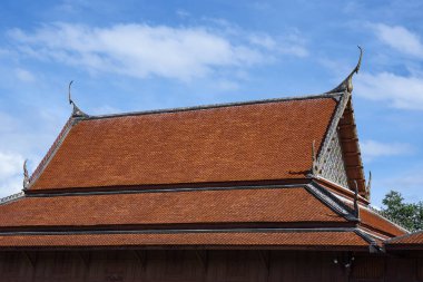 Mavi gökyüzü ile Tapınağı çatı.