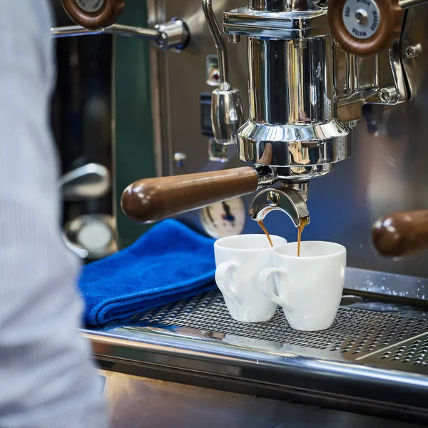 Cafetera llenando café expreso en taza blanca . — Foto de Stock