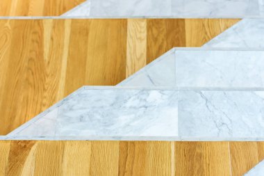 Merdivenler, ahşap ve mermer zeminler.