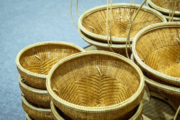 Una cesta de mimbre hecha a mano . — Foto de Stock