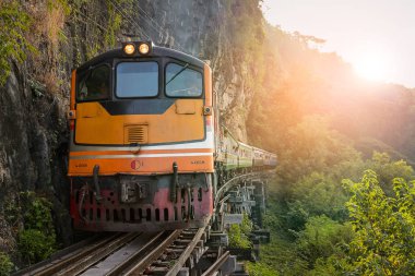 Kwai Nehri üzerindeki köprüdeki tren..