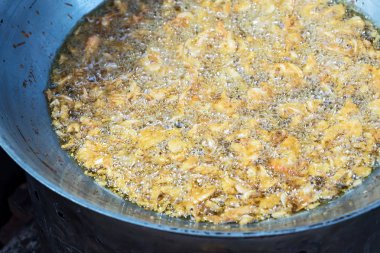 Sıcak yağ tavada Yengeç.