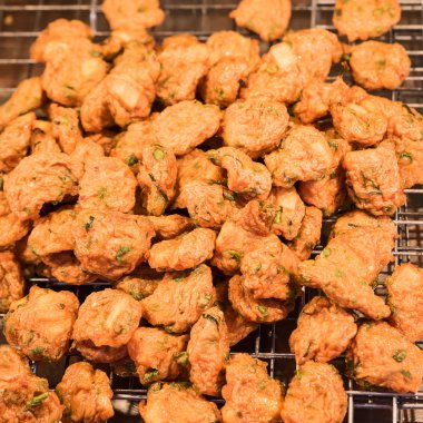 Kızarmış balık köftesi sokak gıda