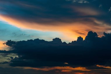 gün batımında kara bulutlar dramatik gökyüzü