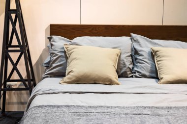 Kahverengi çarşaf ve yastıklı yatak