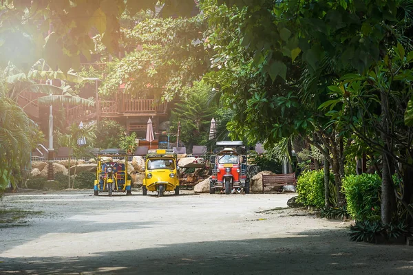 Tuk-tuk, vozidlo městské v Thajsku — Stock fotografie