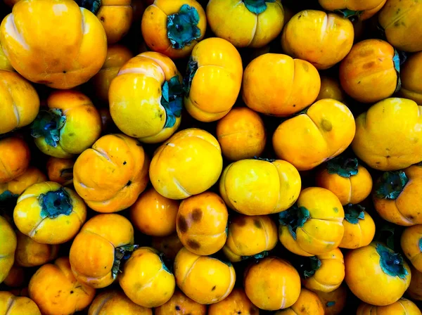 Fonis cachi sul mercato. Frutta matura sul bancone . — Foto Stock