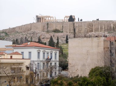 Atina binalar ve tepe Parthenon Tapınağı ile görünümü