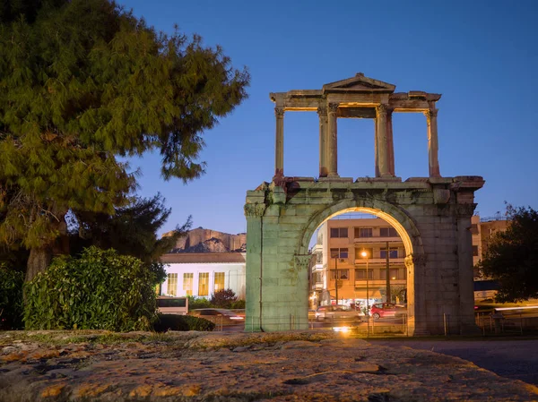 Porta Adriano Illuminata Notte Con Acropoli Sullo Sfondo Nel Centro — Foto Stock