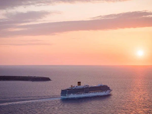 Santorini Grécia Abril 2017 Grande Navio Cruzeiro Perto Costa Ilha — Fotografia de Stock