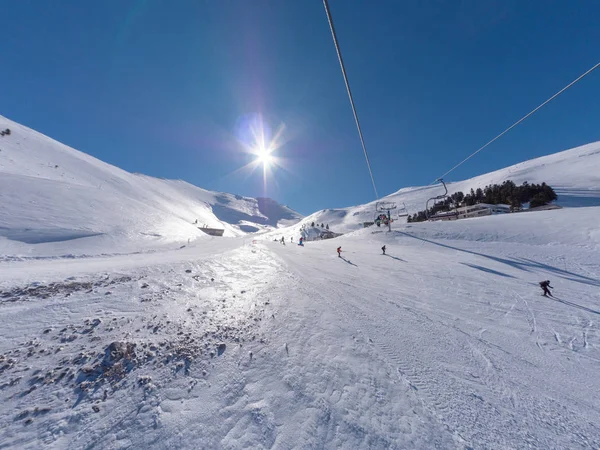 从希腊卡拉夫里塔大型滑雪胜地的山坡上的滑雪缆车上欣赏风景 — 图库照片