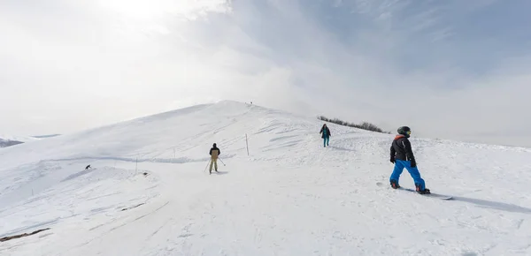 Paisaje de montaña con nieve — Foto de Stock