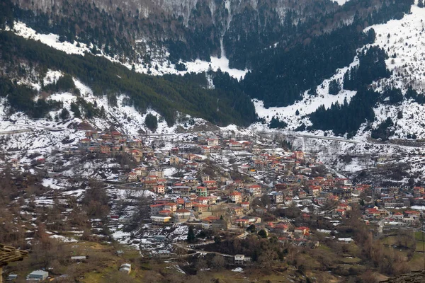 Pequena aldeia coberta de neve — Fotografia de Stock