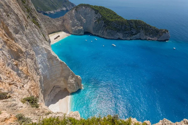 Paisaje de una playa con naufragio — Foto de Stock