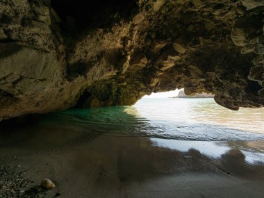 Milos Adası'nda Tsigrado plajküçük mağara