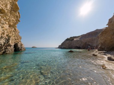 Milos Adası'ndaki Tsigrado plajı