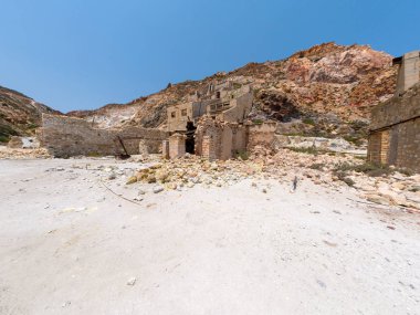 Milos Adası'nda eski sülfür madenleri