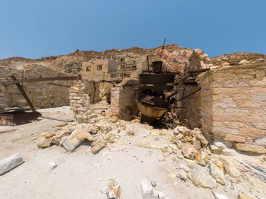 Milos Adası'nda eski sülfür madenleri