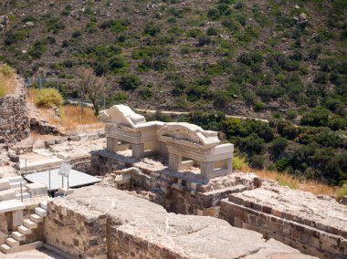 Milos Adası'ndaki bir Roma tiyatrosunun kalıntıları