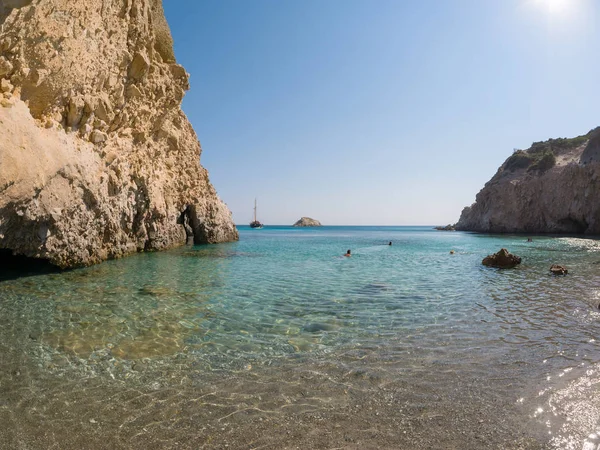 Playa de Tsigrado en la isla de Milos — Foto de Stock