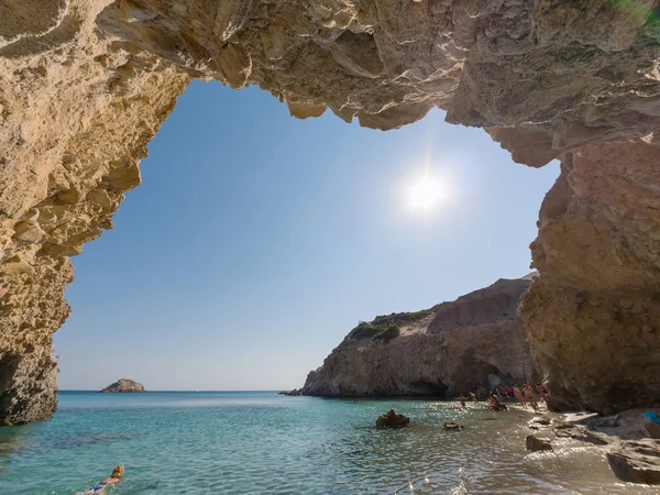 Pequena caverna na praia de Tsigrado na ilha de Milos — Fotografia de Stock