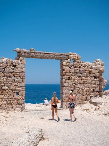 Tourists in Milos Island — Stock Photo, Image