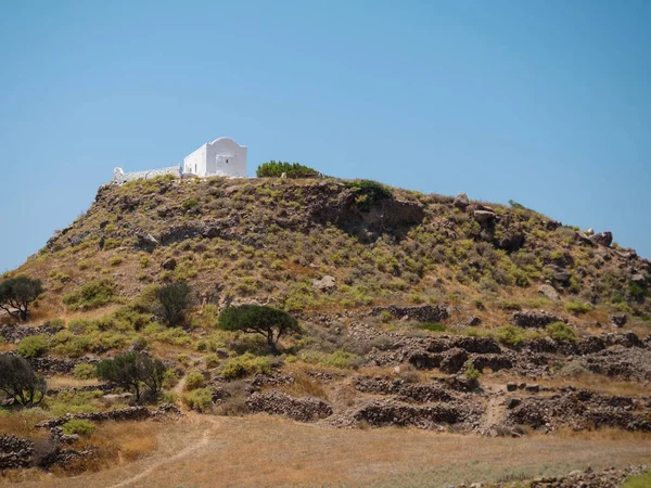 Pequeña iglesia tradicional en la isla de Milos — Foto de Stock