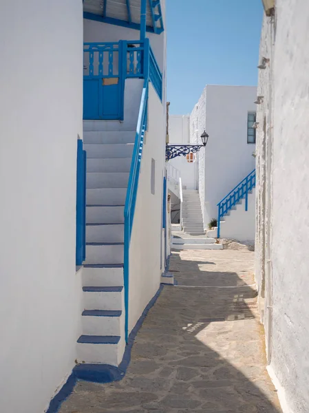 Traditioneller Dorfplatz auf der Insel Milos — Stockfoto