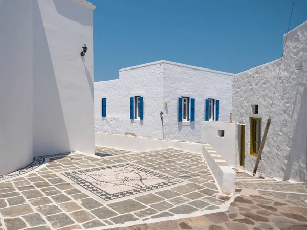 Traditioneller Dorfplatz auf der Insel Milos — Stockfoto