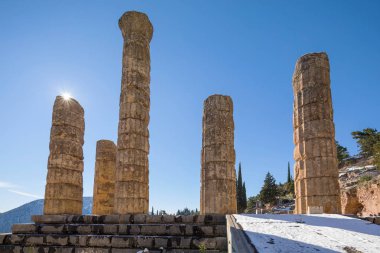 Delphi, Yunanistan'da karla kaplı Apollo tapınağı kalıntıları