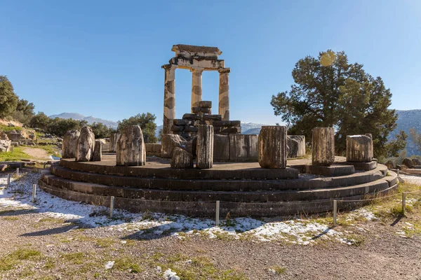 Ruinas del templo de Atenea pronaia en Delphi con nieve — Foto de Stock