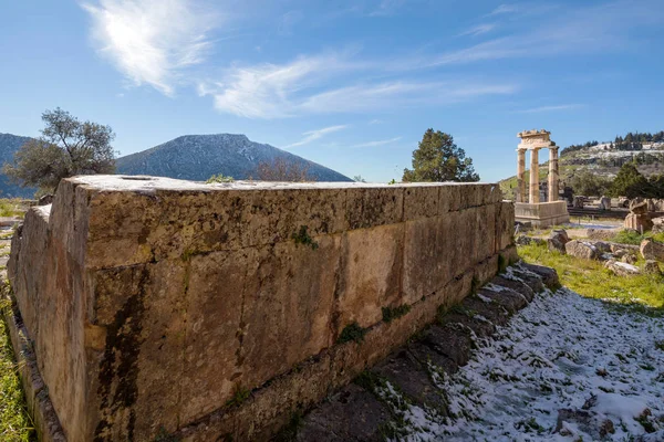 Ruinas del templo de Atenea pronaia en Delphi con nieve — Foto de Stock